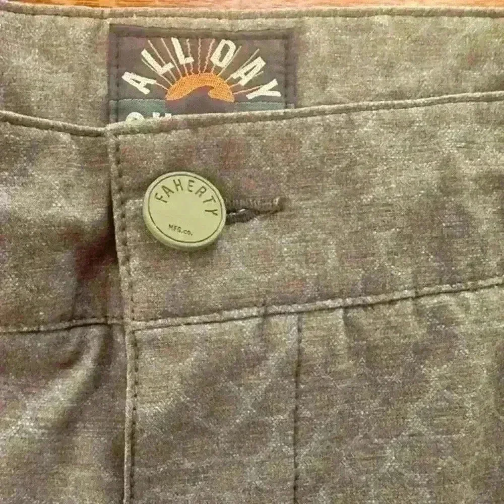Faherty All Day Midnight Fish Scale Print Shorts 9 Inch Inseam Men’s Size 36 EUC